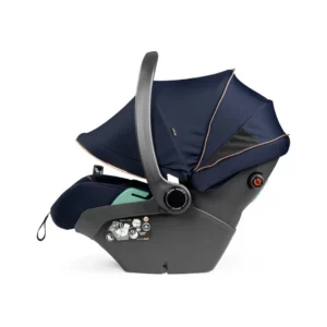 PRIMO VIAGGIO LOUNGE I-SIZE marineblau-schwarze Babyschale mit Verdeck und Tragegriff, von der Seite gesehen.