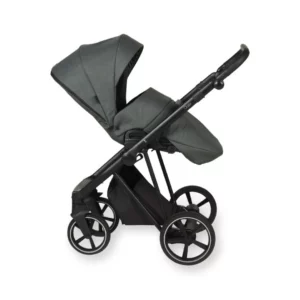 Ein dunkelgrüner Quax Air Pram Kombikinderwagen mit einem Verdeck, vier Rädern und einem Aufbewahrungskorb darunter.